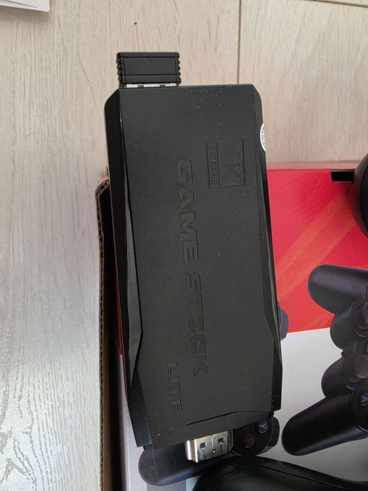 Consola de jocuri, 20000 jocuri retro, 2 controllere wireless,