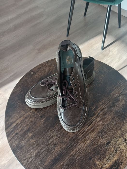 Vând pantofi casual pt barbati