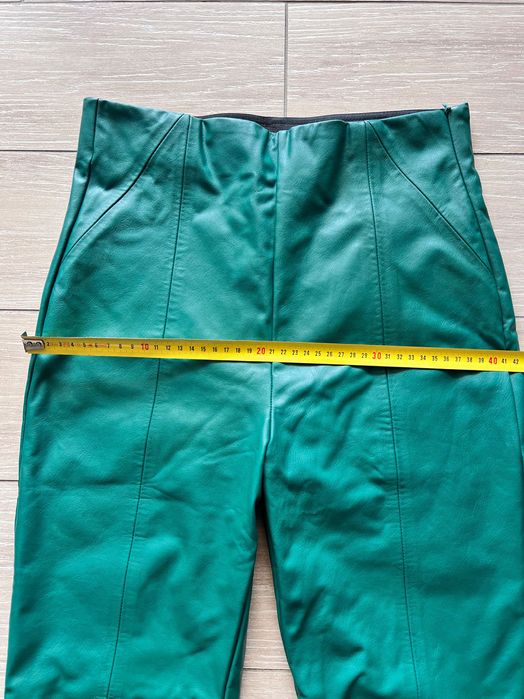 ЧИСТО НОВ Зелен кожен панталон Stradivarius, размер S