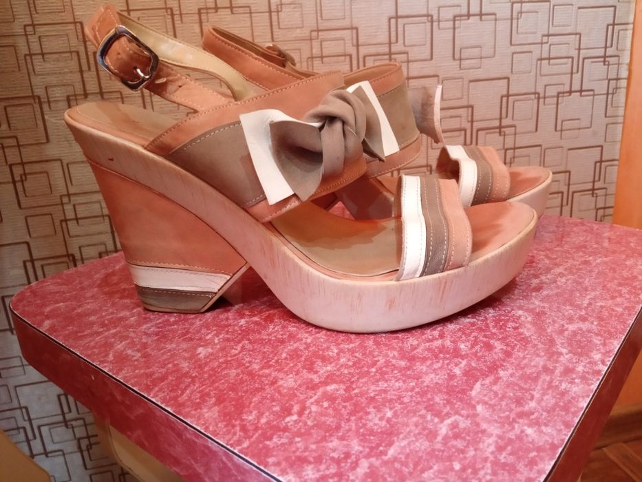 Босоножки кожаные.