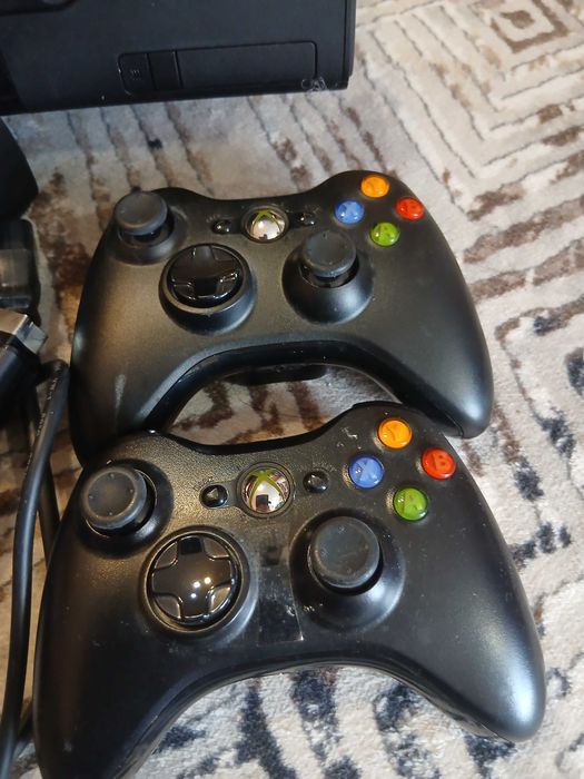 Конзола Xbox 360,в чудесно състояние,с два джойстика.