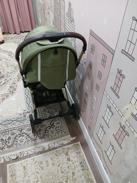 Детская коляска зелёного цвета