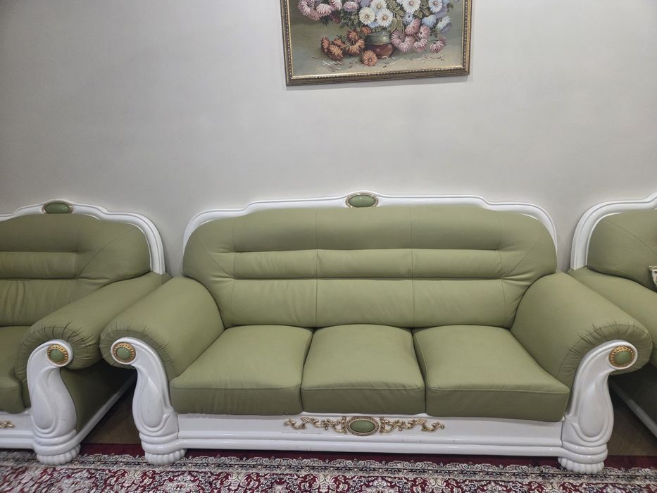 Диван с креслом коженный