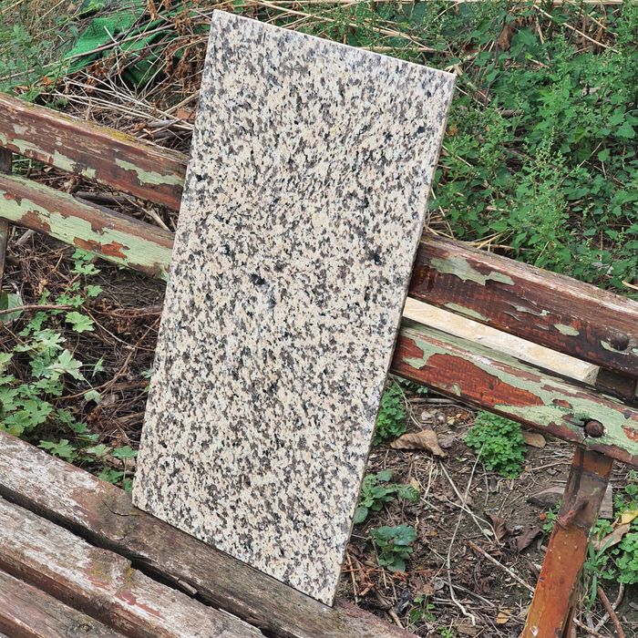 Гранит плочки 30,5 х 61 см.