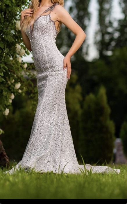 Бална рокля с подарък чантата към нея.