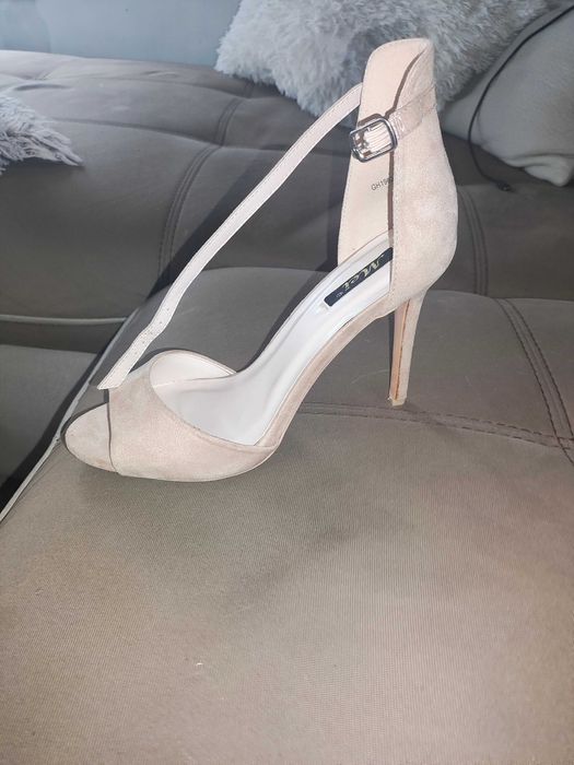 Дамски обувки на ток в цвят пепел от рози