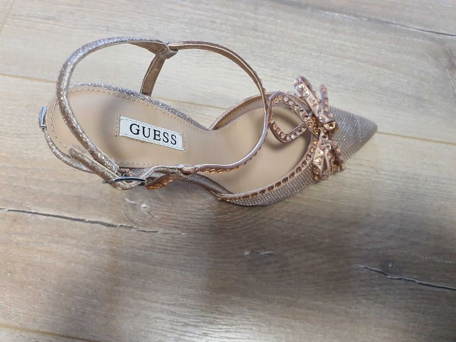 Pantofi guess noi marime 37 se potrivesc si pentru marimea 38