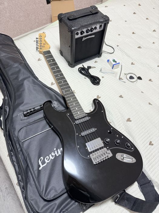 Продам электро гитару Levinson