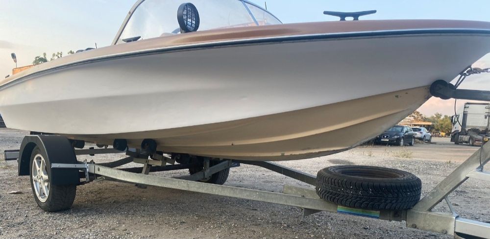 Моторна лодка 4,5 м.