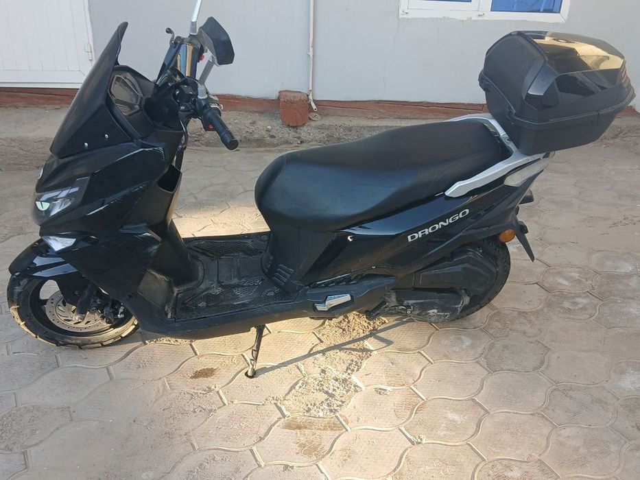 Benzinli skutr sotiladi