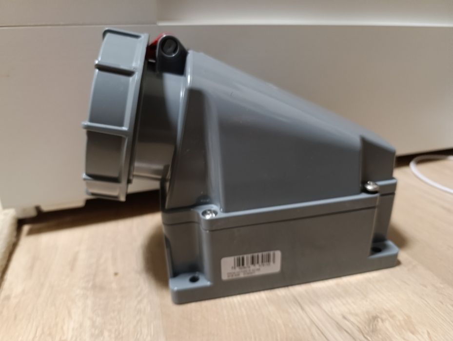 Трифазен червен евро контакт за монтаж на стена  IP67 3P+N+Е 63A