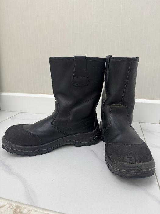 Продаются сапоги со стальным носком