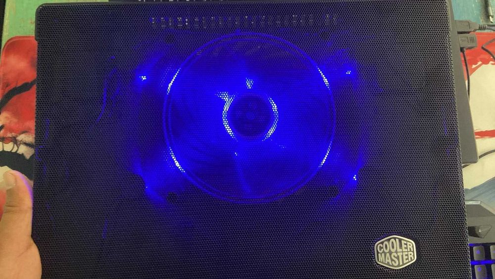 Подложка за лаптоп Cooler Master суперлека и здрава.