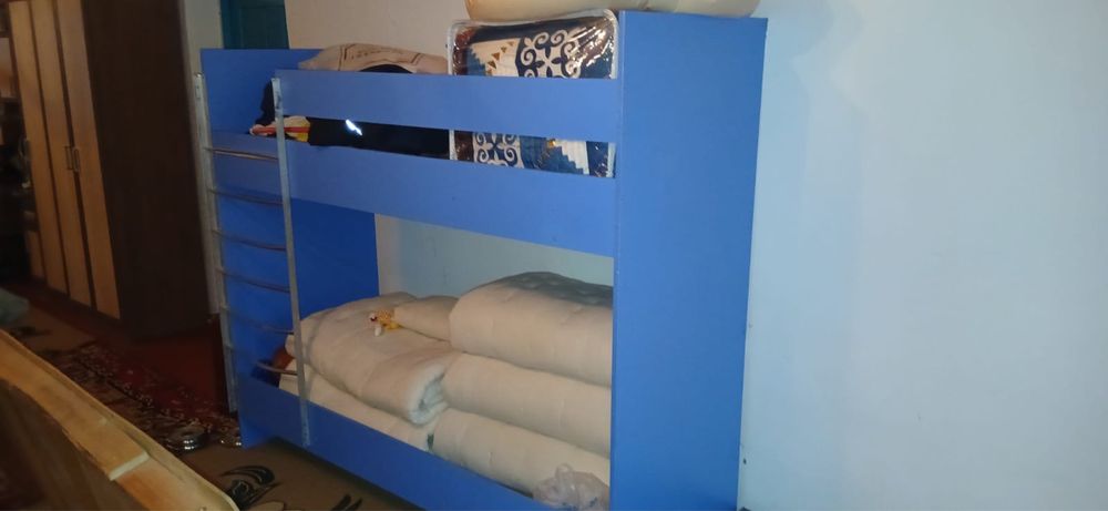 Гарнитуры и кровать