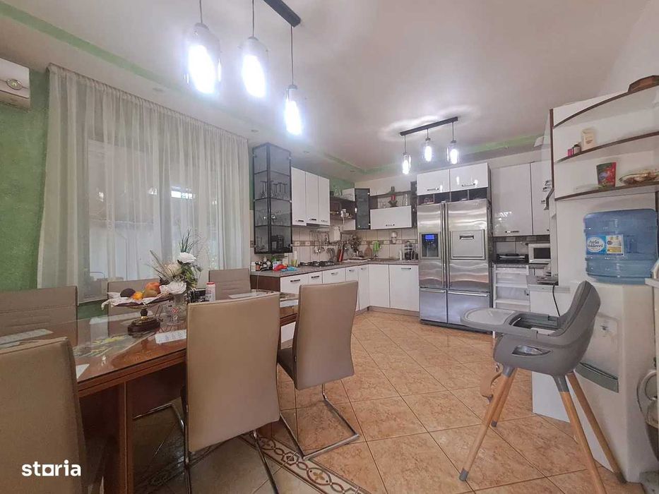 Vila individuala P+1+M cu curte spatioasa si piscina, zona foarte buna