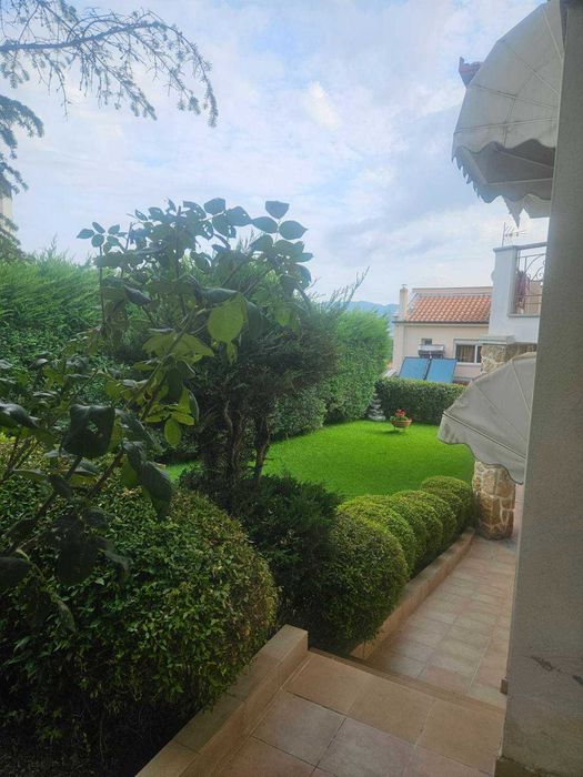 Прекрасна двуетажна къща 300 кв.м с гледка