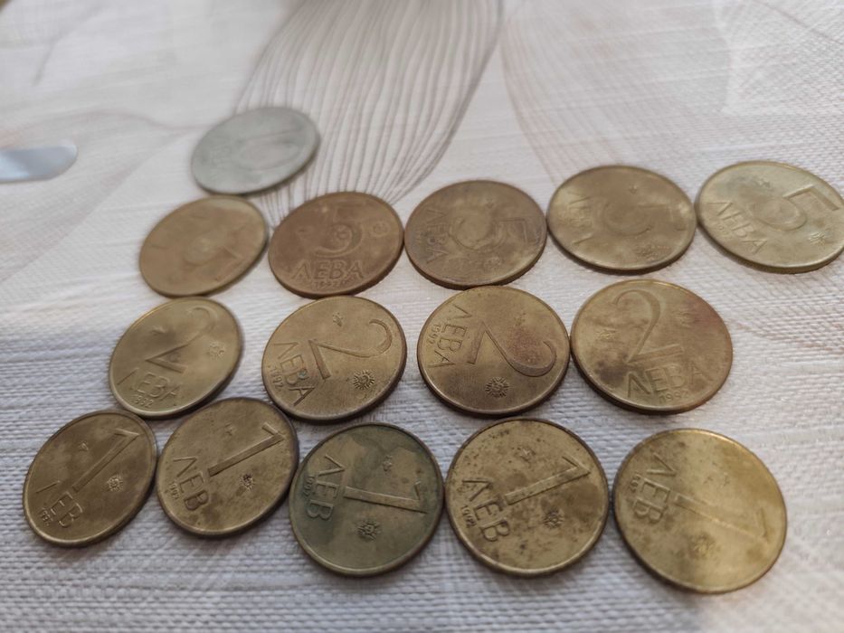 Стари банкноти и монети от различни години и държави