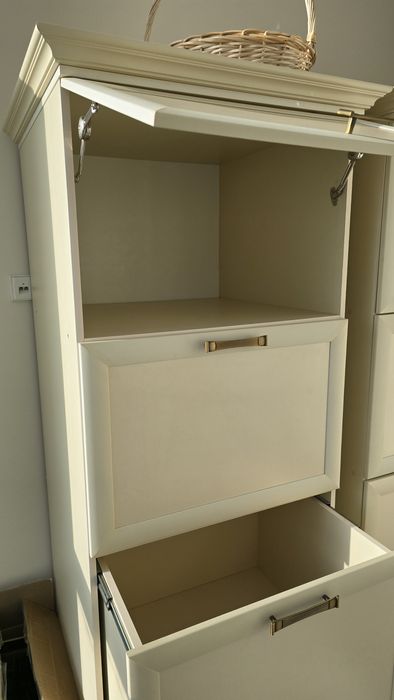 Срочно продам, просторные шкафы раздвижные.