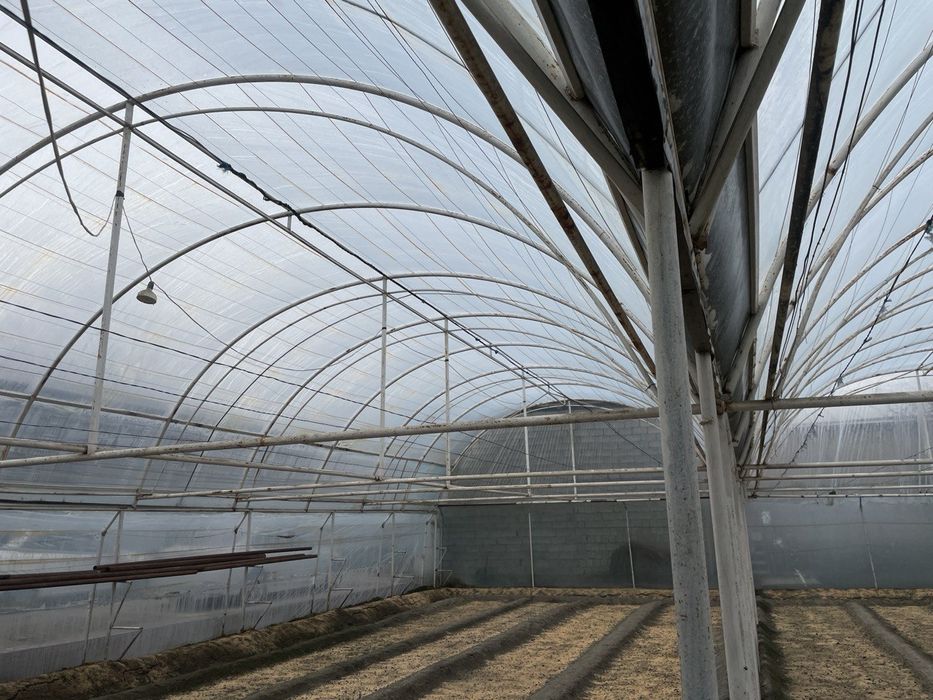 Issiq xona parnik sotiladi srochna !!!