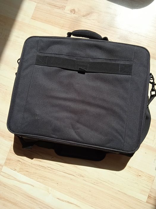 Laptop Toshiba satellite   + geanta targus bussines in stare perfecta  30 de bucati