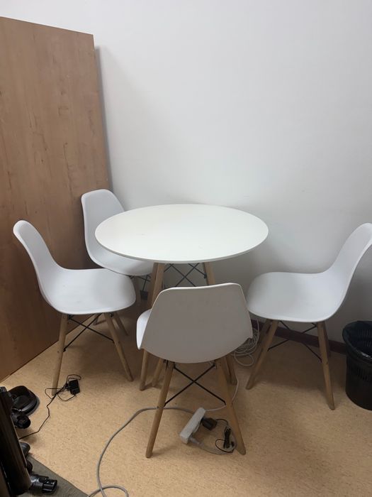 Стол со стульями