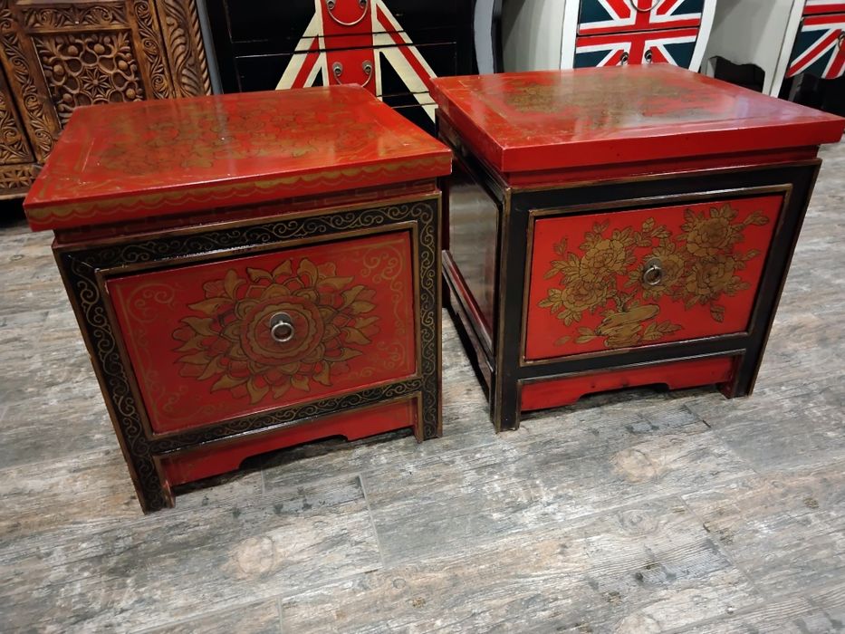 Тумбочки красные узорчатые