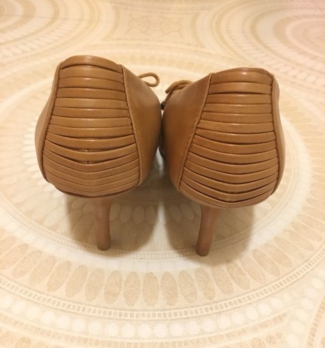 Pantofi cu toc Zara, piele, nr 39, Noi
