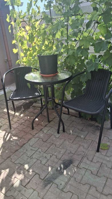 Masa cu doua scaune de terasa sau gradina