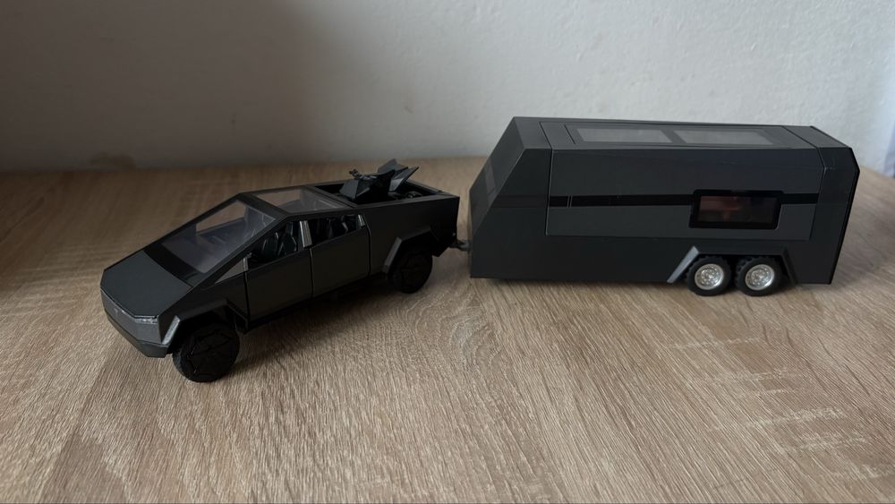 Игрушечная машина Tesla