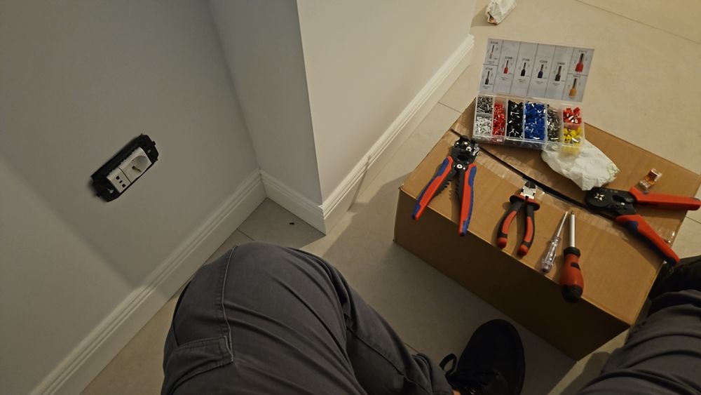 Servicii instalare prize, module smart, etc