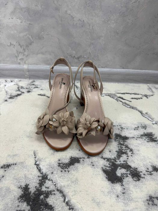 Женские босоножки Pierre Cardin, бежевые.