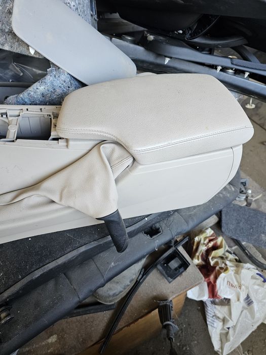 Подлакътник бмв ф30 ф31 bmw f30 f31 podlakatnik бежов бял