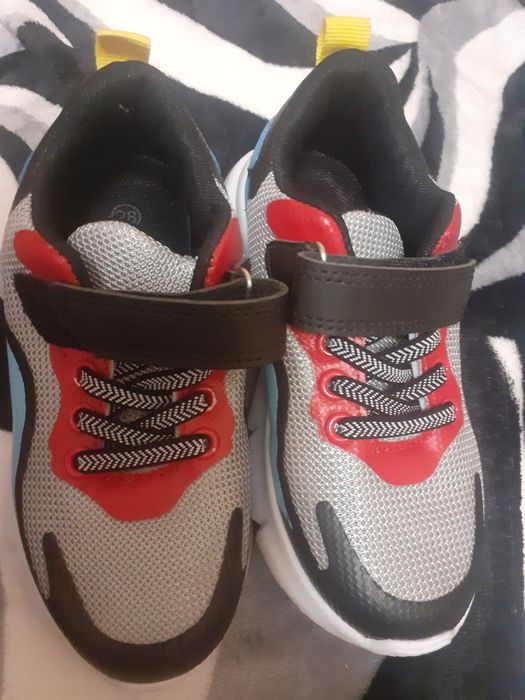 Adidași băiat de culoare neagră cu gri