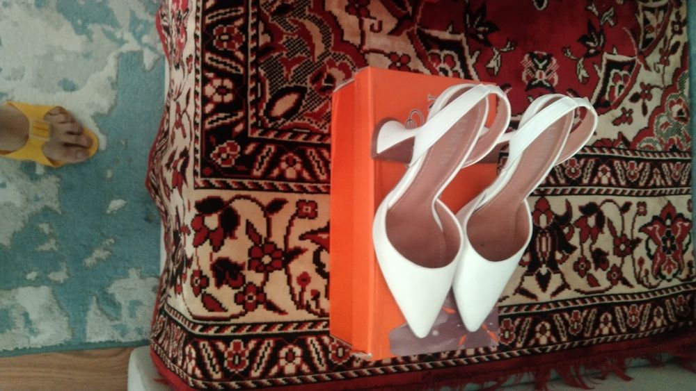 Срочно продается белый босонички