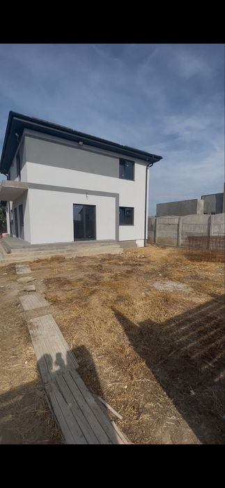 Casa la gri in spate la metro