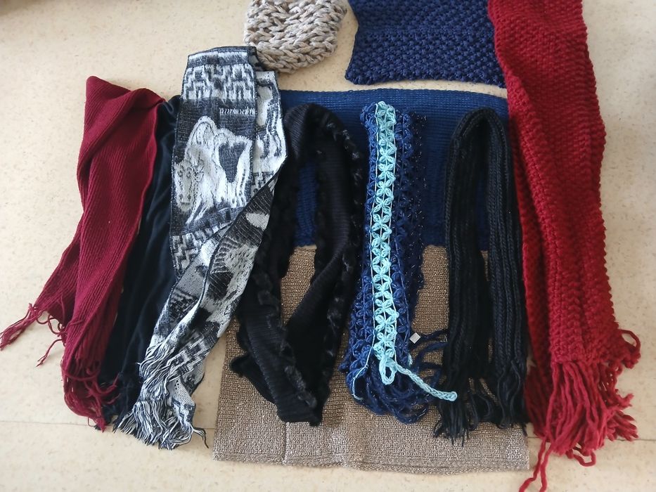 Лот: Дамски зимни шалове