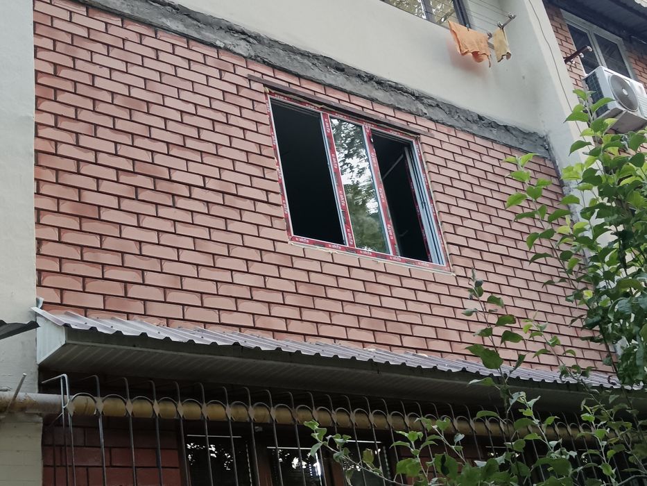 Делаю кладку балкона облицовочный и простым кирпичами. Делаю козырки