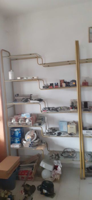 Магазинско оборудване -в добро състояние.