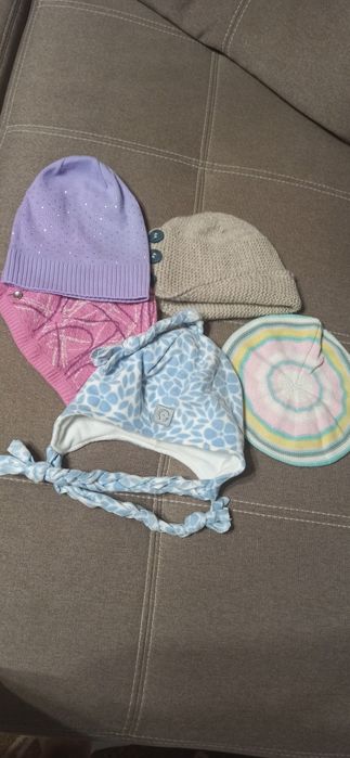 Продам шапки для девочки