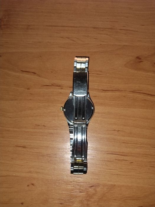 Продавам оригинален часовник Orient quartz 100
