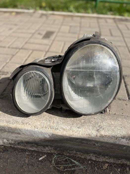 Фара мерседес 210 рест с дефектом креплении