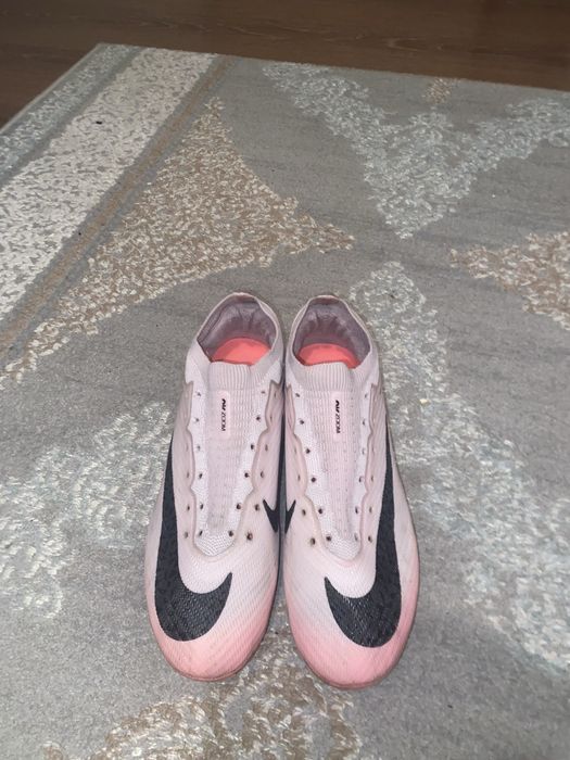 Футбольные бутсы Nike