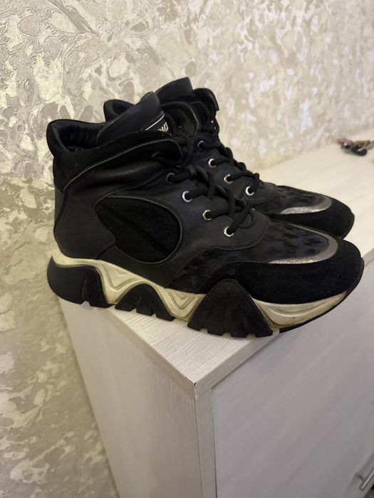 Продам женские ботинки