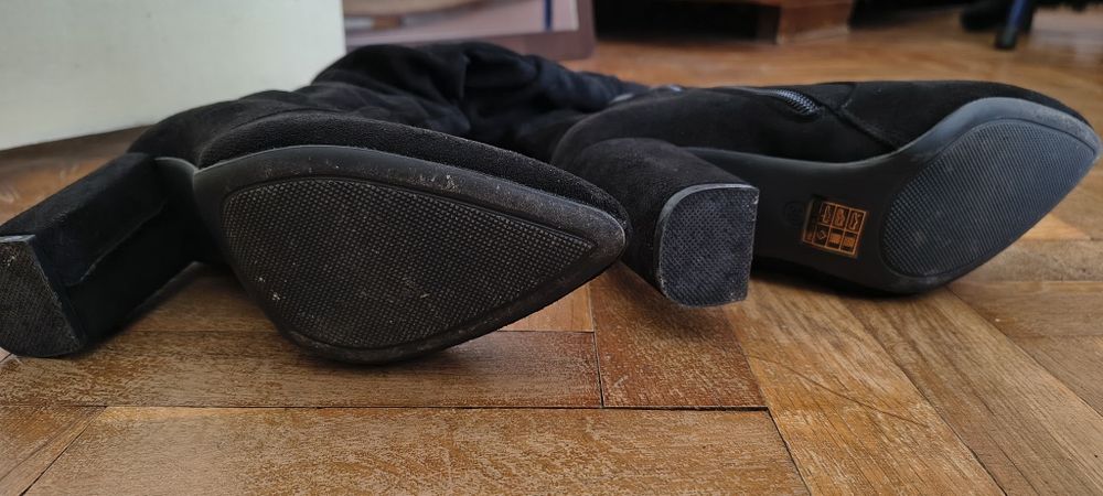 Черни велурени ботуши