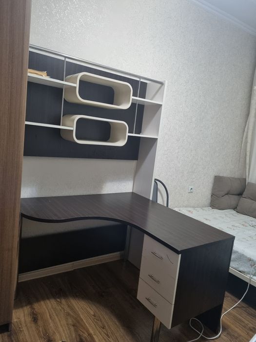 Компьютер стол с полками.