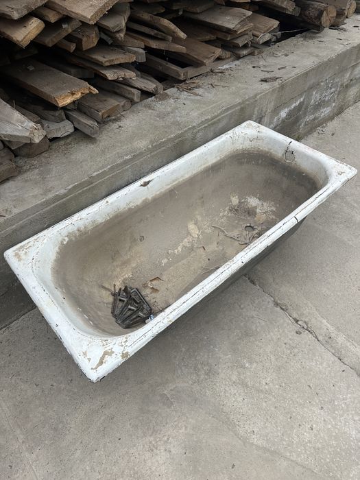 Чугунная ванна  .