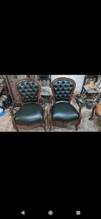 Антикварный шкаф, можно использовать как витрину или как книжный шкаф.