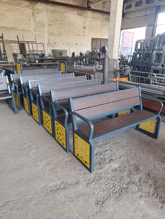 Скамейка со спинкой.