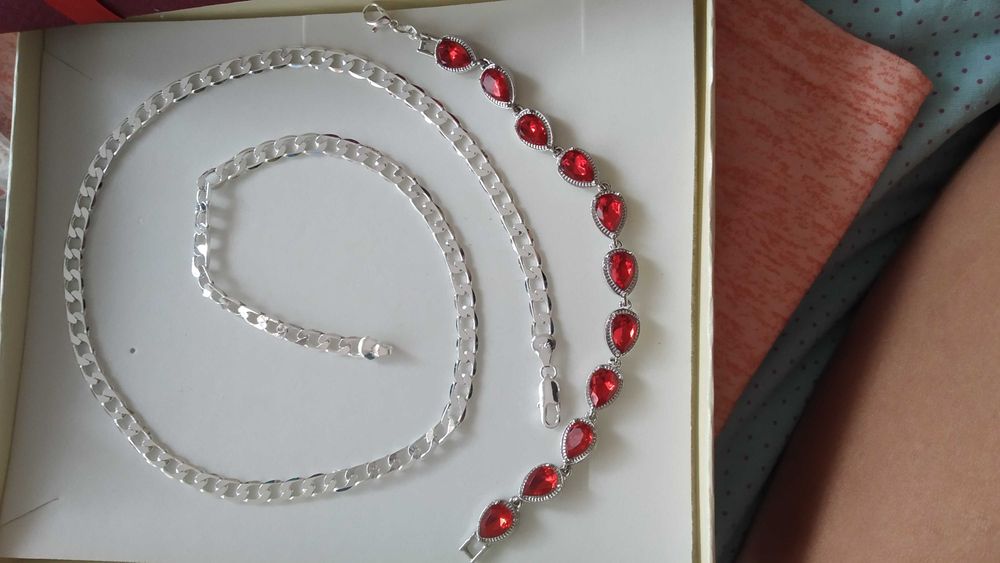 Нов, елегантен, дамски,сребърен комплект в подаръчна кутия.