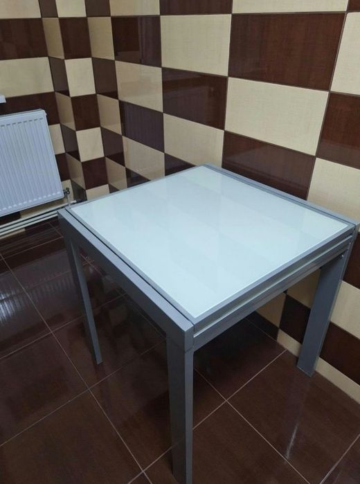Masă de sticlă extensibilă, securizată și rezistentă termic